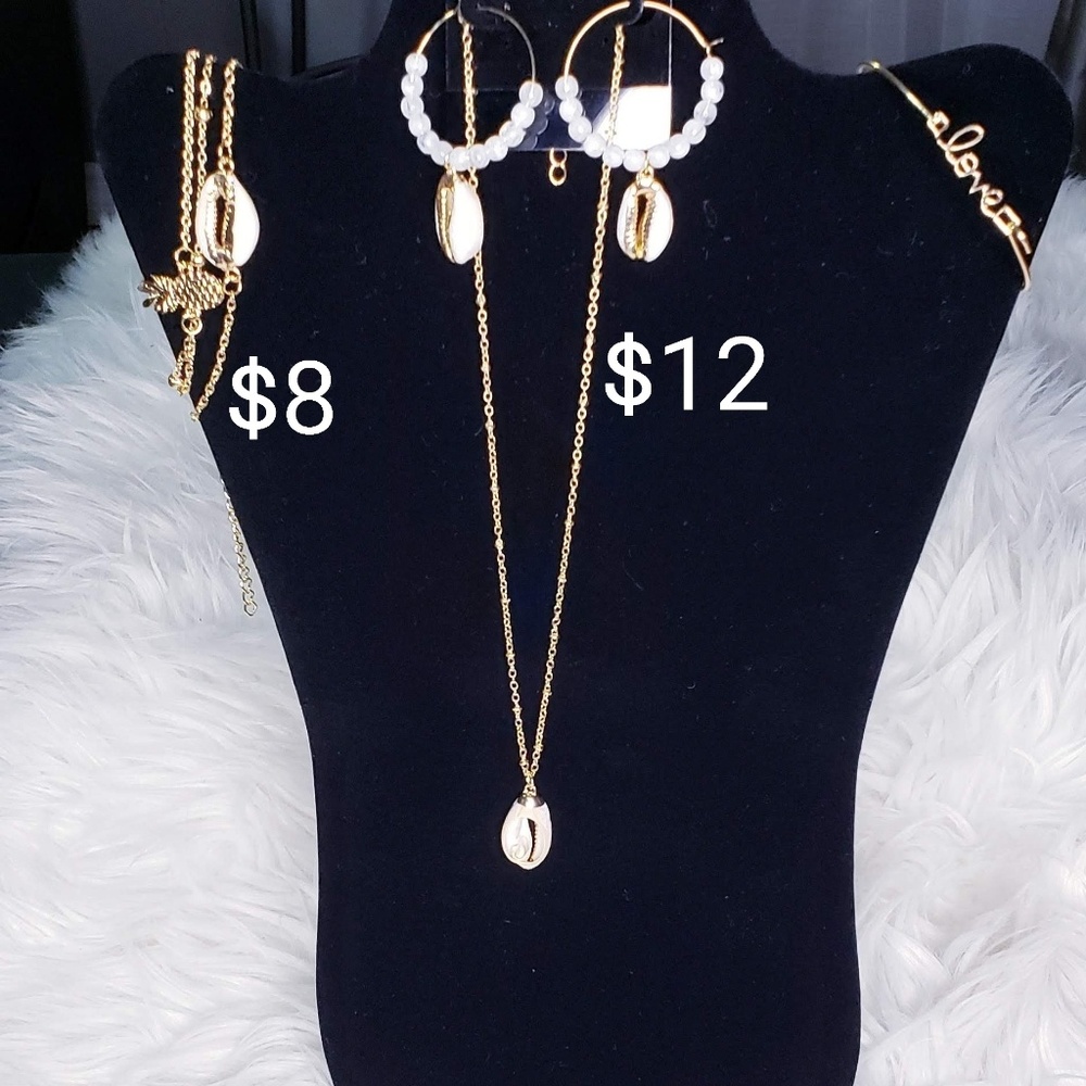 Gold earring and necklace set with pearl